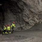 I dag utförs en allt större del av arbetet i Endomines gruvor inifrån maskiner, vilket skyddar mot fallande sten. Dessutom kan vissa moment skötas via fjärrstyrning, vilket minskar behovet av att vistas i de mest riskfyllda delarna av gruvan. Foto: Endomines