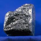 Grafit är ett mineral som består av rent kol. EU har listat grafit som ett kritiskt och strategiskt mineral. Foto: Wikimedia  Commons