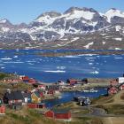 Byn Tasiilaq i Grönland. Nu utvecklar ett amerikanskt företag en leveranskedja för sällsynta jordartsmetaller på ön. Foto: Creative Commons Lic. Kredit: Barni1