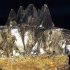 Grafit är en naturlig form av kol och är en av de mjukaste mineralerna som finns. Den har en karakteristisk mörkgrå till svart färg och en metallisk glans. Grafit består av lager av kolatomer arrangerade i hexagonala nätverk, vilket gör att den är extremt smörjande och lätt kan delas i tunna ark. Foto: Wikipedia Common, kredit: Mike Beauregard