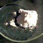 Ett prov av litiumkarbonat. Foto: Wikipedia Commons Lic. Bild tagen av användaren Walkerma.