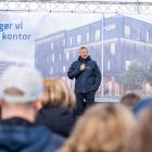 Jan Moström, vd och koncernchef på LKAB, mutade in byggområdet i centrala Kiruna med en LKAB-flagga i marken. Foto: LKAB