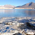 Laguna verde i Atacamaöknen, som ligger i den så kallade litiumtriangeln, i norra Chile, Argentina och Bolivia. Bild: Lucash/Wikimedia Commons