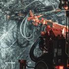 Borrning i Orivesigruvan. Fallet i Orivesi är ovanligt eftersom det rör långvarig dumpning av avfall i gruvmiljö. Juridiskt är det fortfarande oklart hur preskription ska tillämpas vid denna typ av miljöbrott, vilket gör ärendet potentiellt vägledande för framtida domar. Foto: Dragon Mining