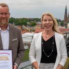 De tre pristagarna i 2024 års upplaga i Mineraljakten. Från vänster förstapristagaren Peter Karlsson, SGU:s generaldirektör Anette Madsen och längst till höger tredjepristagaren Göran Eliasson. Foto: Tobias Blixt/SGU