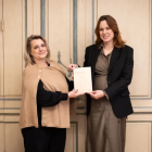 Utredare Anneli Wirtén överlämnar betänkandet till Sara Modig, statssekreterare hos energi- och näringsminister Ebba Busch. Foto: Regeringskansliet