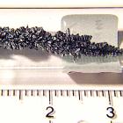 Vanadin 99,9 %, dendritiskt kristalliserad genom vakuumsublimering. Förvaras under skyddsgas, här argon, för att skyddas mot oxidation. Foto: Wikipedia Commons Lic. Kredit: Alchemist-hp (pse-mendelejew.de)