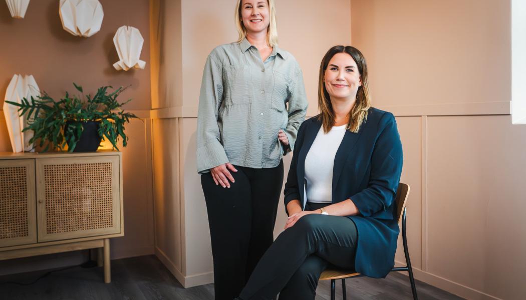 Frida Larsson, Ekonomichef MRM Mining stående i bild, Louise Eriksson nytillträdd VD MRM Mining sittande.  Foto: Jacob Nilsson, Brightnest