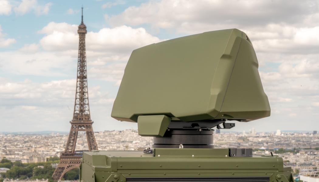Giraffe 1X är en kompakt 3D-radar som kan användas för luftförsvar, bekämpning av obemannade flygsystem (C-UAS) samt skydd av byggnader och anläggningar. Foto: Saab