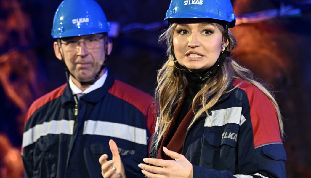 Jonas Ekströmer/TT: LKABs vd och koncernchef Jan Moström och energi- och näringsminister Ebba Busch (KD) under pressträff vid LKAB i Kiruna då de berättade om fyndet av sällsynta jordartsmetaller där. Nu vill hon slopa uranbrytningsförbudet snabbare. Arkivbild.
