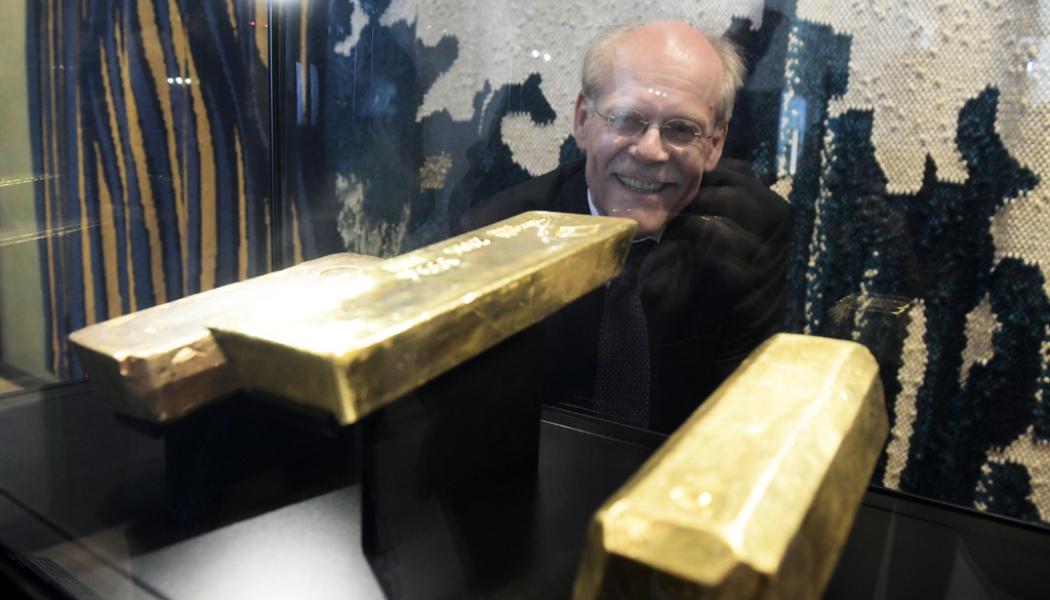 Janerik Henriksson/TT: Riksbanken och dess tidigare chef Stefan Ingves visade för första gången upp guldtackor från guldreserven med anledning av sitt 350-årsjubileum 2018.
