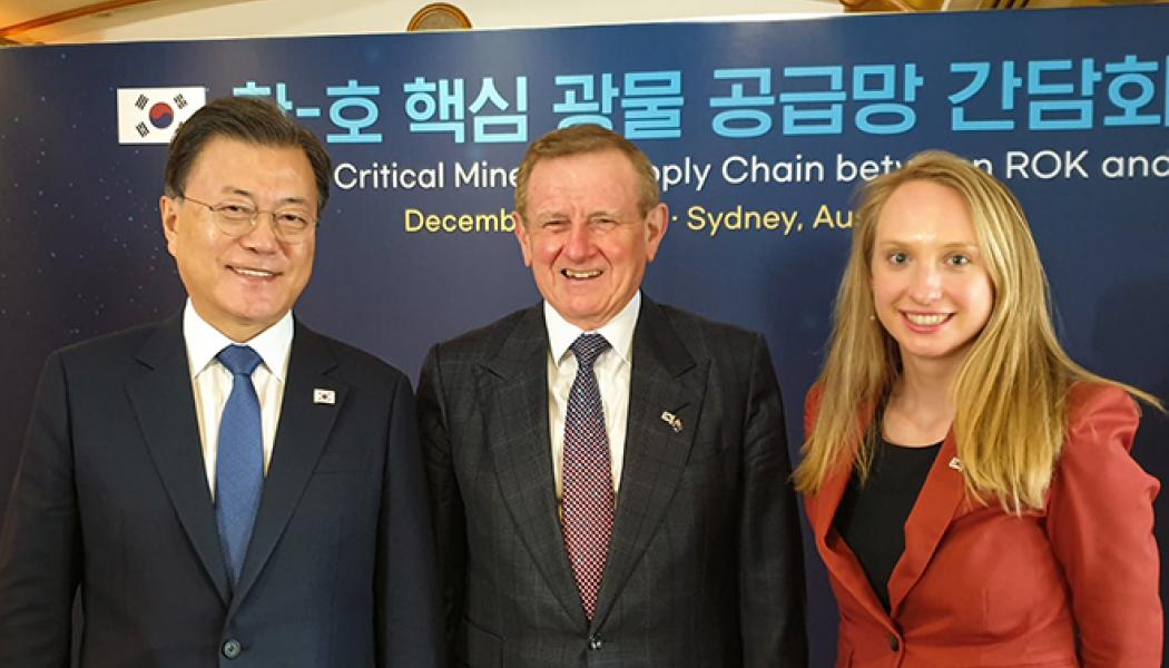 Sydkoreas president Moon Jae-in, t.v., med Australia-Korea Business Councils ordförande Simon Crean och vd Liz Griffin, t.h. Foto: Australia-Korea Business Council