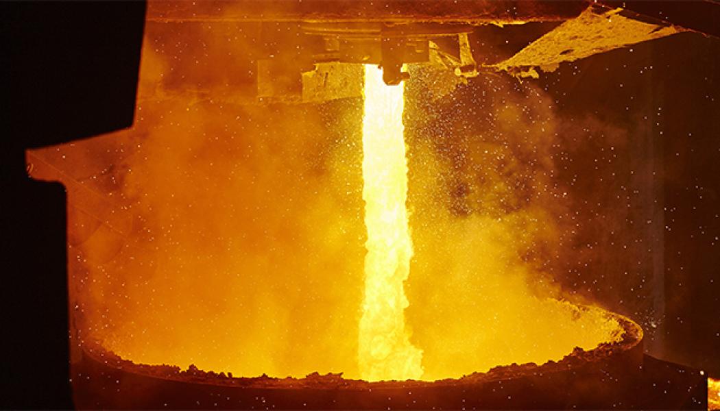 Tappning av råstål från ljusbågsugn ned i skänk, 100 ton flytande stål vid 1680°C. Foto: Pia och Hans Nordlander, Jernkontorets bildbank