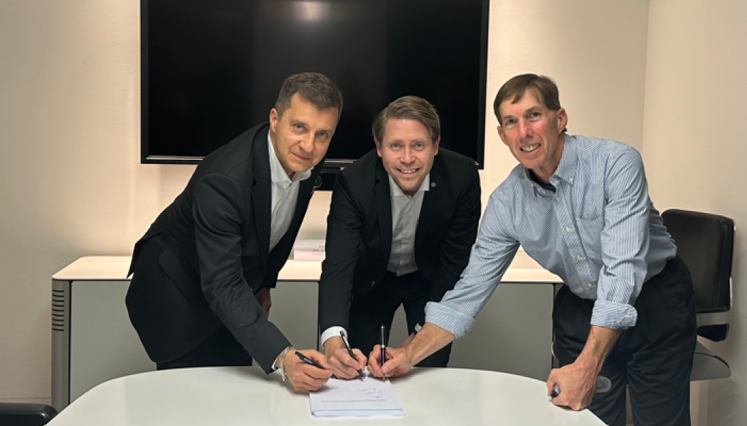 Matthias Hernik, ägare/vd Endox group, Robert Stål, chef för Kanthal-divisionen och Gary Davies chef för affärsområdet Medical. Foto: Alleima