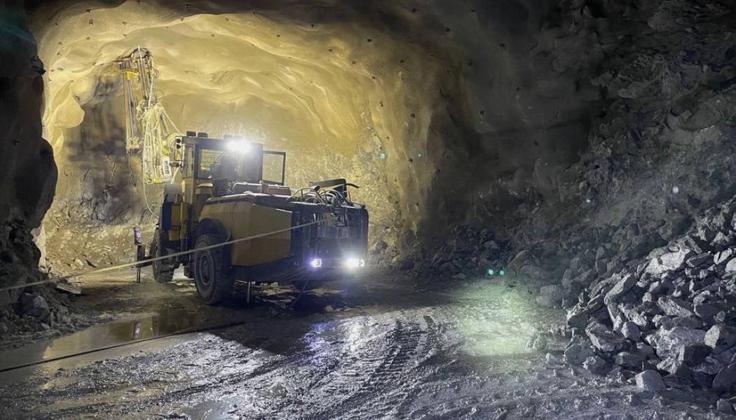En maskin kallad bultrigg i en gruvgång i en underjordsgruva. Foto: Cecilia Irefalk Lif/SGU