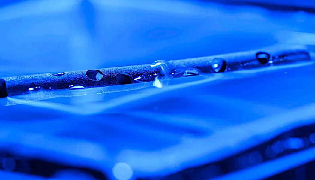 Metall behandlad med mikro- och nanostrukturer kan flyta på vatten, även efter att ha borrats med hål. Foto: University of Rochester