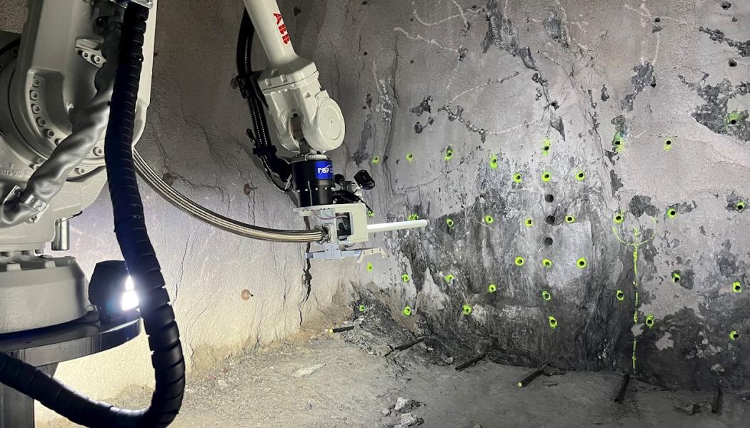 Tekniken består av en robotarm med visionssystem monterad på ett bärfordon med integrerade system för bulkemulsion , samt en andra robotarm för att montera tändare och sprängkapsel. Foto: ABB