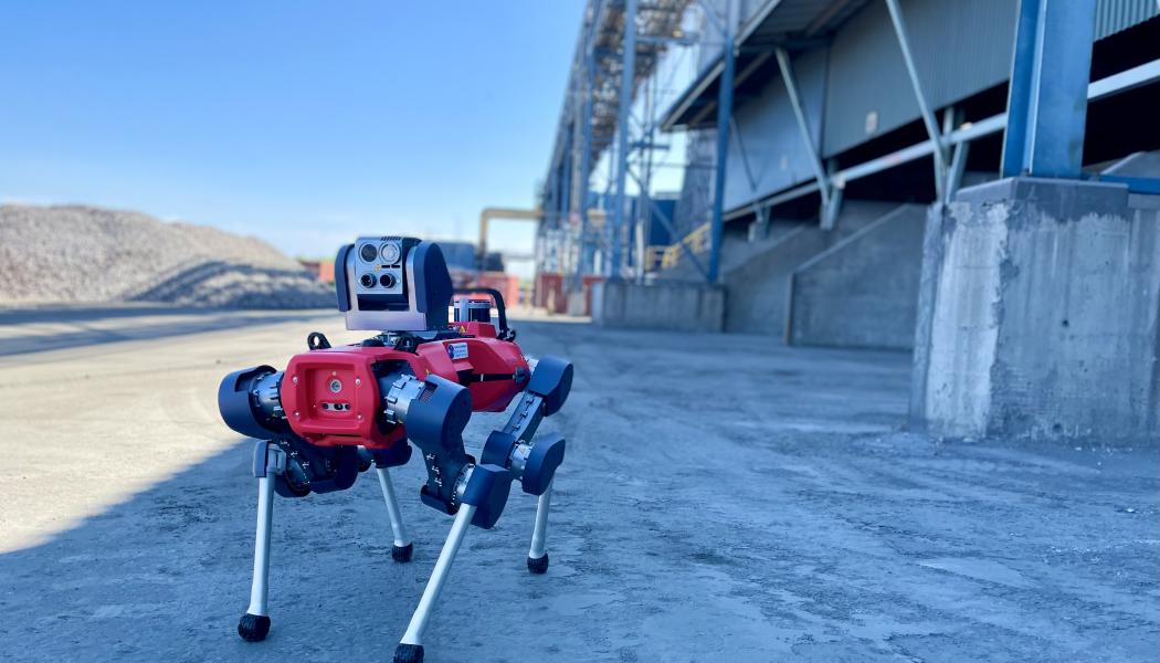 I ferrokromanläggningen fokuserar roboten på att minska personalens exponering för buller, damm och vibrationer vid mätning av temperaturer från olika lager och växellådor, och genom att kontrollera transportbandets position för att se att de kör i korrekt läge. Foto: Outokumpu