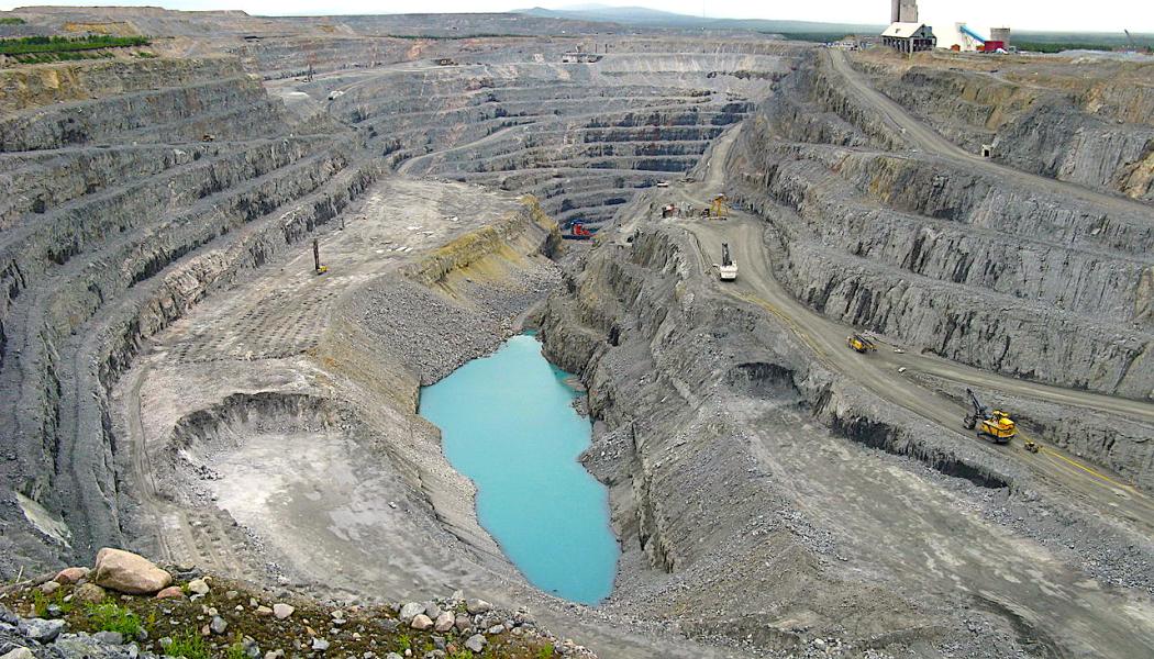 Aitikgruvan är en koppargruva som ligger cirka 15 kilometer östsydöst om Gällivare i Lappland. Gruvan ägs av Boliden AB genom dotterbolaget Boliden Mineral och är Skandinaviens största dagbrott samt en av Europas största koppargruvor.
Aitikgruvan har över 800 anställda (2023) och är den största privata arbetsgivaren i Gällivare kommun. Enligt prognoser från 2023 beräknas gruvans livslängd sträcka sig till år 2049. Foto: Wikipedia Commons Lic. Kredit: TZorn -