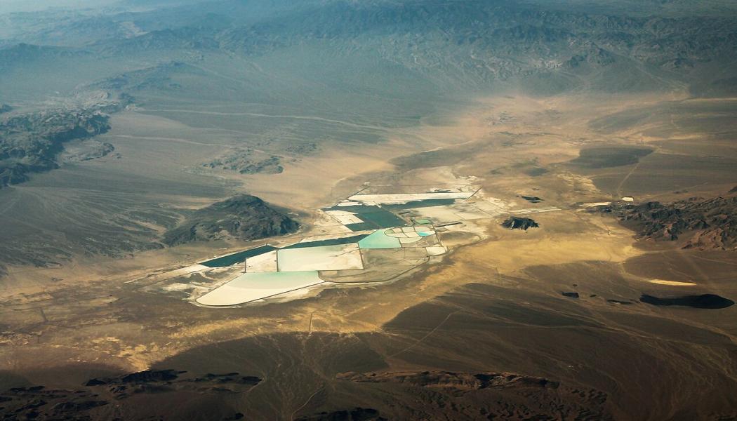 Litiumanläggning i Nevada, USA. Foto: formulanone - Albemarle Corporation Lithium Operation at Silver Peak/Wikimedia Commons