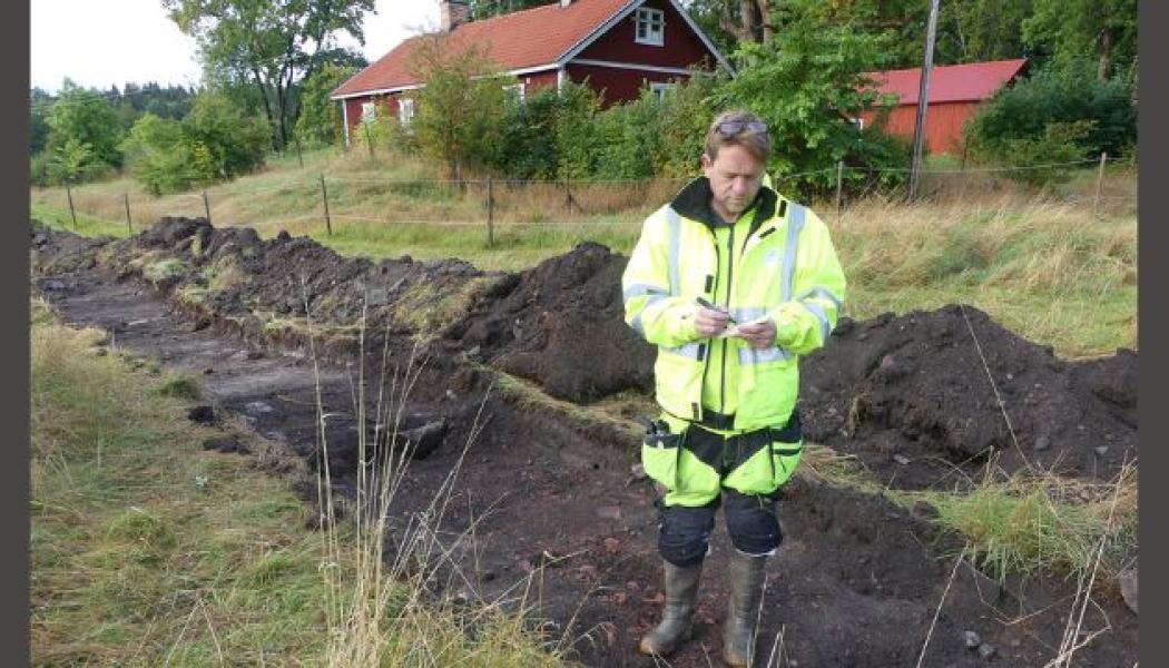 Andreas Hennius, arkeolog vid Upplandsmuseet, vid en arkeologisk undersökning av en yngre järnåldersboplats under arbetet med kartläggningen.  Foto: Malin Lucas, Upplandsmuseet