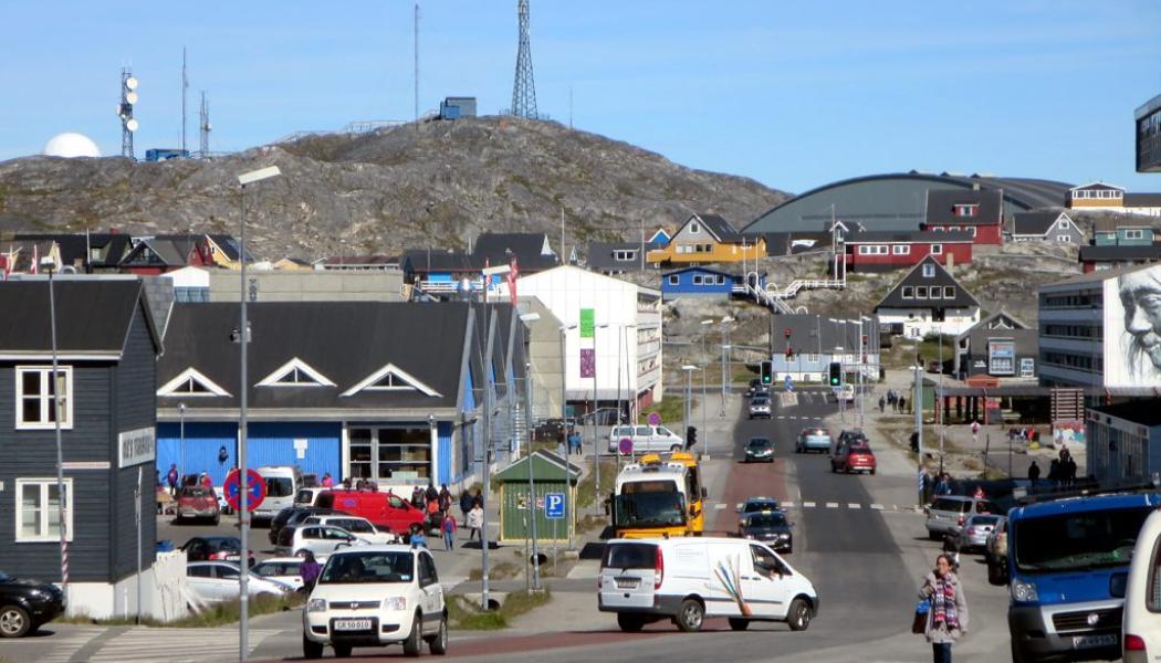 Aqqusinersuaq är huvudgatan i Nuuk, Grönlands huvudstad. En tredjedel av öns befolkning bor i denna stad. Foto: Wikipedia Common. Kredit: David Stanley