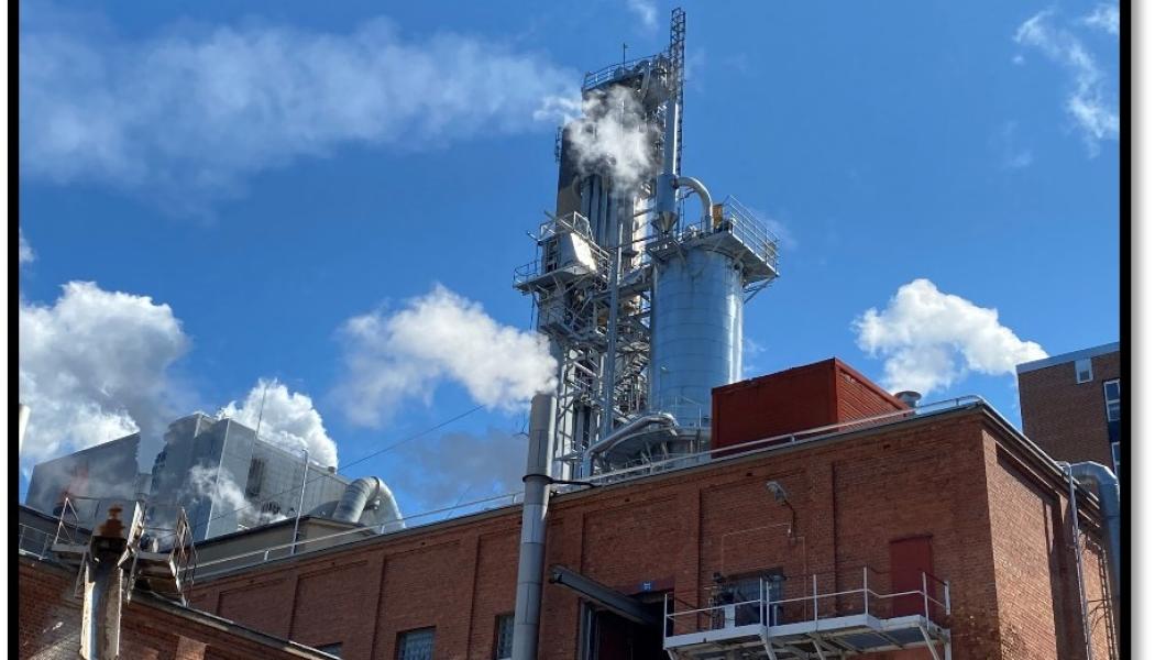 På sulfatmassabruket Aspa bruk i Olshammar utanför Askersund i södra Närke pågår som bäst bygget av vad som förmodligen är ”Europas största elektrokoagulationsanläggning med Axolots AxoPur-teknik, med planerad driftsstart i december”. Foto: Axolot