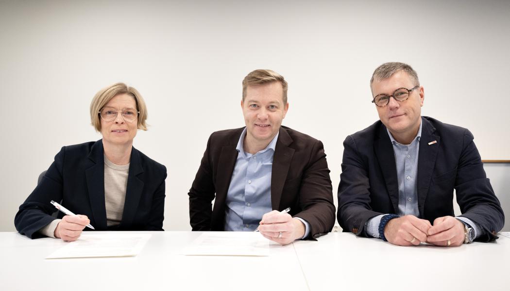 Birgitta Bergvall-Kåreborn, Luleå tekniska universitet, Ulf Hellström, ABB, och Peter Malm, ABB, skrev under avtalet.  Foto: Luleå tekniska universitet