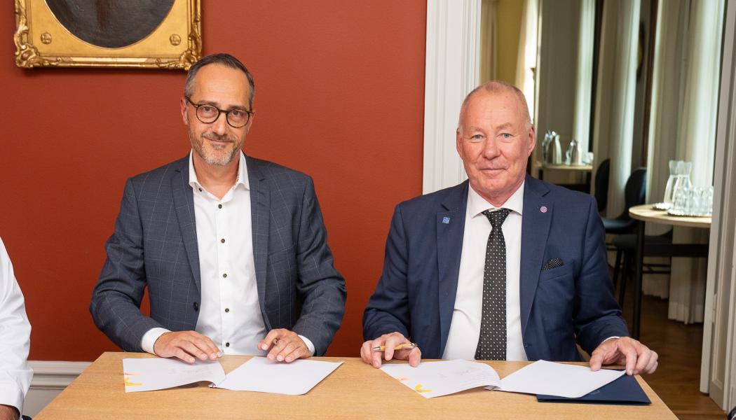 Tom Eriksson, forskningschef på Alleima och Anders Söderholm rektor på KTH. Foto: Alleima