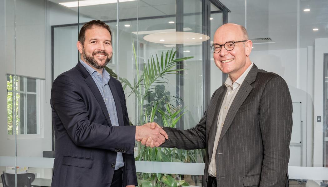 Mark Norwell, vd och koncernchef på Perenti, t.h., och Joachim Braun Division, ABB, t.v. Foto: ABB 