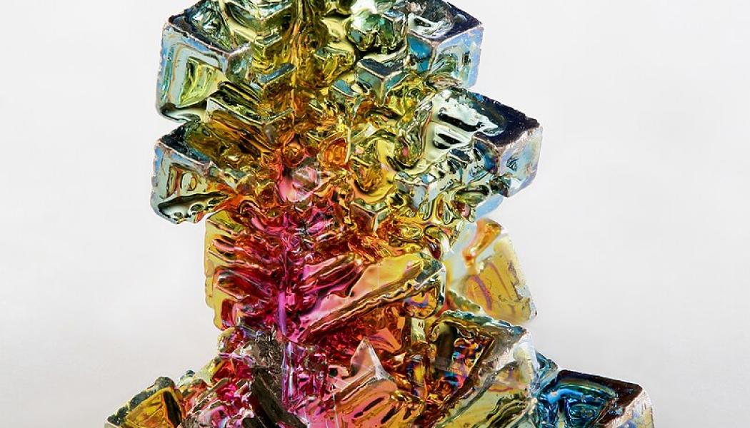 Vismut är en mineral som används inom den kemiska industrin och inom elektronik. Foto: Alchemist-hp/Wikimedia Commons