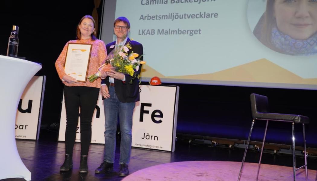 Årets vinnare Camilla Backebjörk tillsammans med Gramkos ordförande Gunnar Rådberg. Foto: Svemin