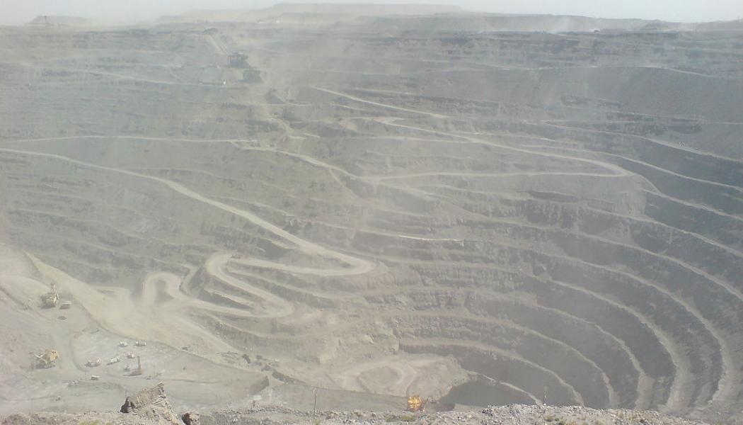 Muruntau-gruvan i Uzbekistan, den näst största guldgruvan i världen. Foto: Carpodacus/Wikimedia Commons