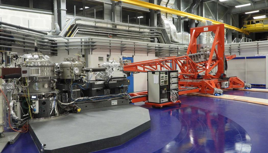 Genom att använda en spektrometer, som visar materialets elektroniska och strukturella egenskaper på atomnivå kunde forskarna upptäcka laddningsfluktuationer i kuprater och bekräfta förekomsten av en kvantkritisk punkt. Detta genom att analysera de röntgenstrålar som spreds från materialet. På bilden ser man spektrometern ERIXS vid European Synchrotron Radiation Facility i Grenoble, som är utvecklad i samarbete med Politecnico i Milano och har världsrekordet i energiupplösning. Foto: Chalmers