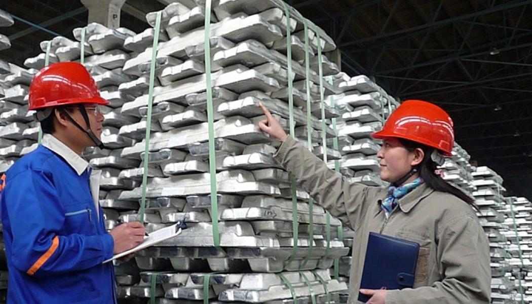 Tekniker genomför kvalitetskontroller på aluminiumtackor för export vid Aluminium Corporation of Chinas filial i Guangxi. Foto: VCG