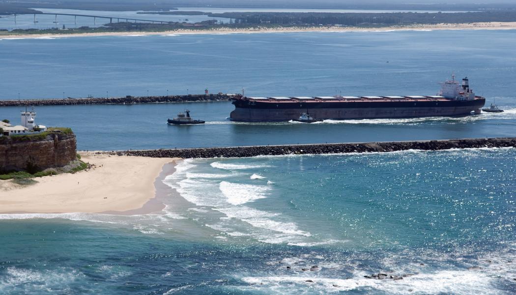 Kriget har även gynnat Australiens råvaruexport. Hamnen i Newcastle är en av världens största utskeppningshamnar av kol. Foto: CSIRO/Wikimedia Commons