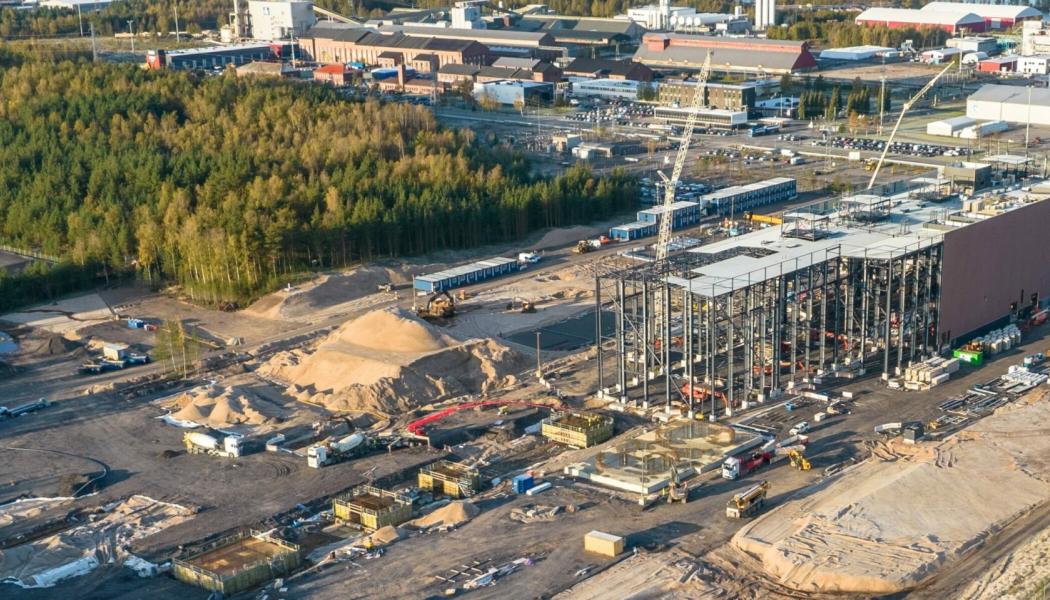Kelibers litiumraffinaderi i Karleby är nu i takhöjd och golvgjutning pågår. Foto: Keliber