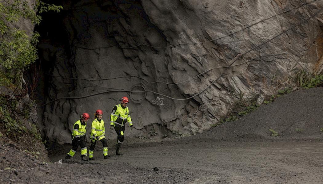 I dag utförs en allt större del av arbetet i Endomines gruvor inifrån maskiner, vilket skyddar mot fallande sten. Dessutom kan vissa moment skötas via fjärrstyrning, vilket minskar behovet av att vistas i de mest riskfyllda delarna av gruvan. Foto: Endomines