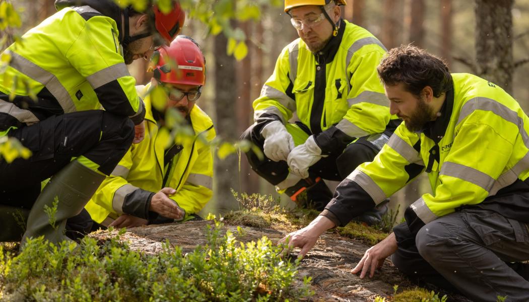 Endomines geologer i arbete. Det globala guldpriset har under de senaste åren stigit till historiskt höga nivåer. Med dagens prisnivå motsvarar de uppskattade resurserna i Pampalo och den omgivande guldlinjen ett värde på nästan 2,6 miljarder dollar, vilket motsvarar cirka 2,2 miljarder euro. Foto: Endomines