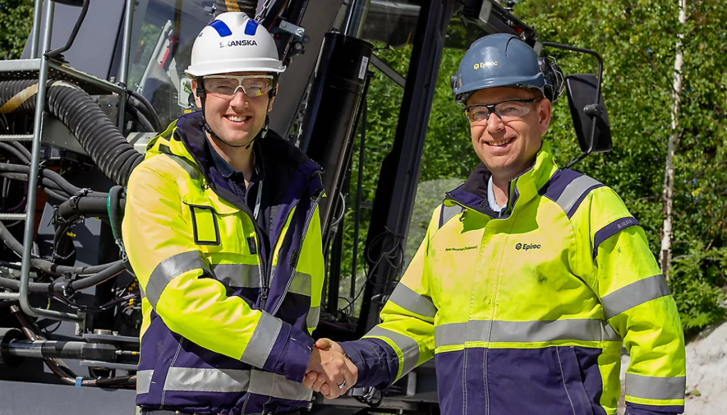 Johan Eliasson, Project Manager Skanska Industrial Solutions AB och Peter Beckman, Business Line Manager Epiroc Sweden framför SmartROC T35 E. Foto: Epiroc