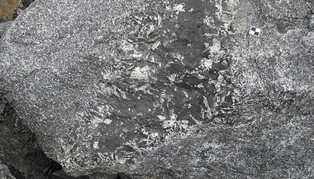 Hälleforsgången är en diabasgång, drygt 40 km lång och knappt 1,5 km som bredast, och består av gabbro till diorit. Bild: SGU