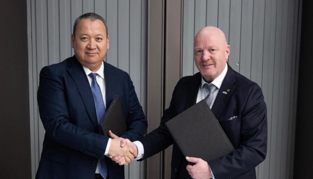 Jouni Jääskeläinen, vd för Epse (till höger), och Jusipbek Kazbekov, biträdande minister för ekologi, miljöskydd och klimatförändringar i Uzbekistan. Foto: Espe Technology