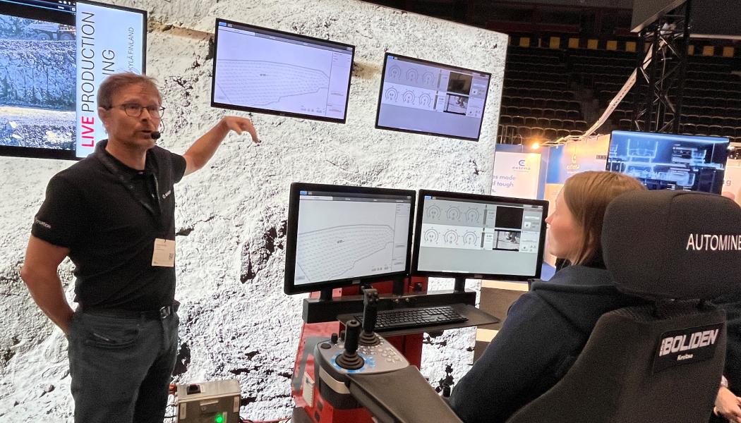 Severi Eerola, produktionschef på Sandvik, demonstrerade fjärrstyrd ytborrning vid Bolidens Kevitsagruva i Finland med hjälp av Sandvikens AutoMine®-system. Det skedde i en monter på Euro Mine Expo i Skellefteå och vid spakarna satt Jonna Anttilla som kunde styra borriggen som befann sig 60 mil bort. Foto: Conventus/Anders Carlsson