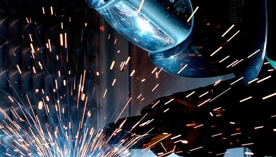 Ett av de största användningsområdena för helium är som skyddsgas vid svetsning av metaller. Foto: GMAW.welding.af.ncs/Wikimedia Commons