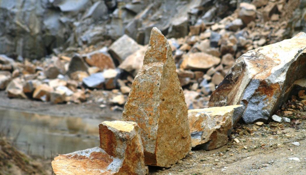 Det finns gott om tillgängligt material vid gruvorna där biveckor av malmhanteringen bildar höga högar av stenar. Symbolfoto: Creative Commons Lic. Pixabay. Kredit: schauhi