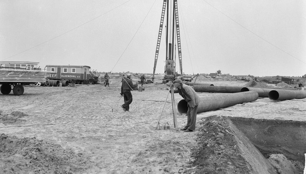 Naturgasfältet Groningen i Nederländerna 1963. Upptäckten av de enorma gasfyndigheterna ledde paradoxalt nog till ekonomisk nedgång i landet. Foto: Wikimedia Commons