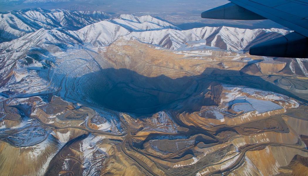 Gruvdrift har varit en stor näring i Utah sedan området först befolkades. Bingham Canyon-gruvan i Salt Lake County är en av världens största dagbrottsgruvor. Foto: Wikipedia Commons Lic. Kredit: http://photoQphotography.net
 