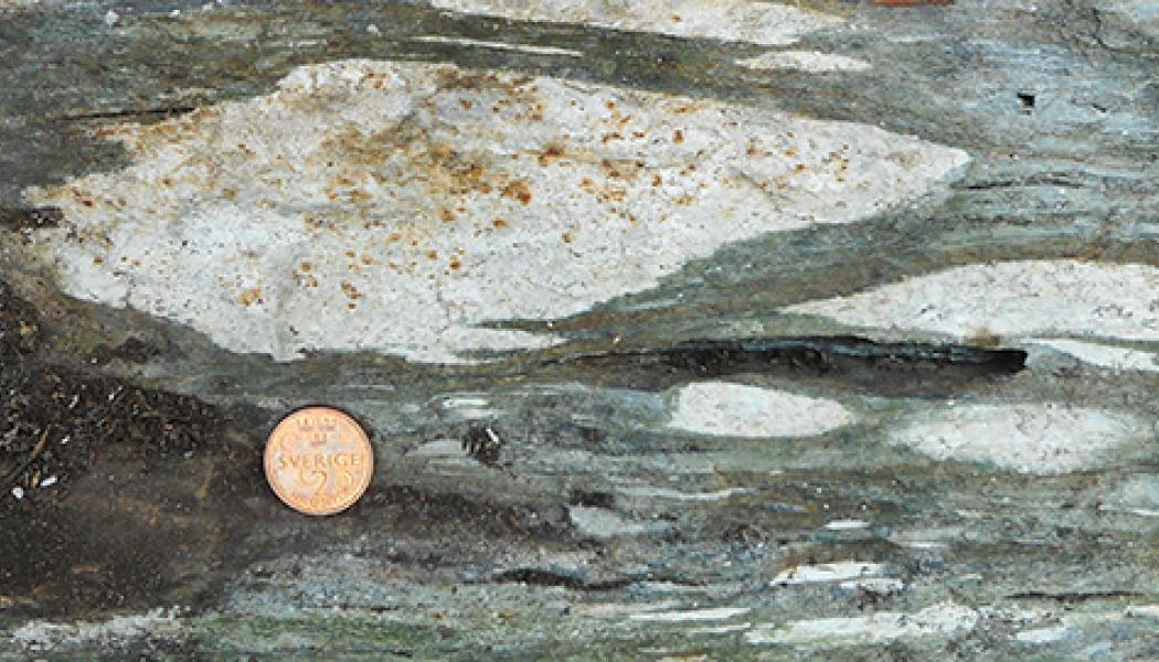 Metabasaltisk lava med brottstycken av sur metavulkanit från området Grycksbo-Insjön. Foto: Alexander Lewerentz/SGU