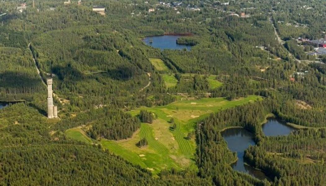 Gruvtornet i Hautalampi. Den beräknade volymen för gruvfyllnaden här i Hautalampi uppgår till cirka 200 000 kubikmeter. Detta skulle möjliggöra lagring av betydande mängder koldioxid i gruvan, vilket i sin tur kan bidra till att nå lokala klimatmål. Projektet kan även bli en förebild inom industrin när det gäller att binda växthusgaser i byggnadsstrukturer. Foto: FinnCobalt