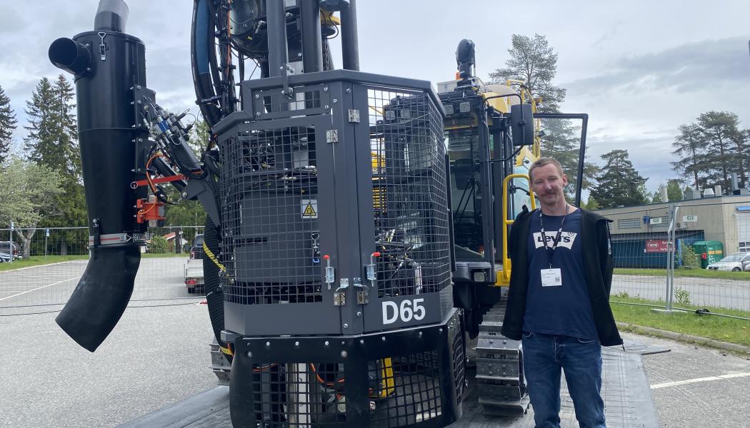 Linus Martinsson, projektchef på Protek, vid Epiroc D65 XLS. Foto: Simon Matthis 